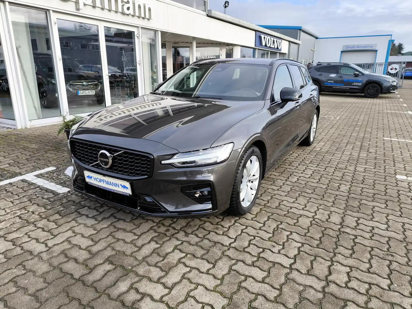 Volvo V60 B4 Benzin Plus Dark ACC / BLIS / 360° Grau - 1