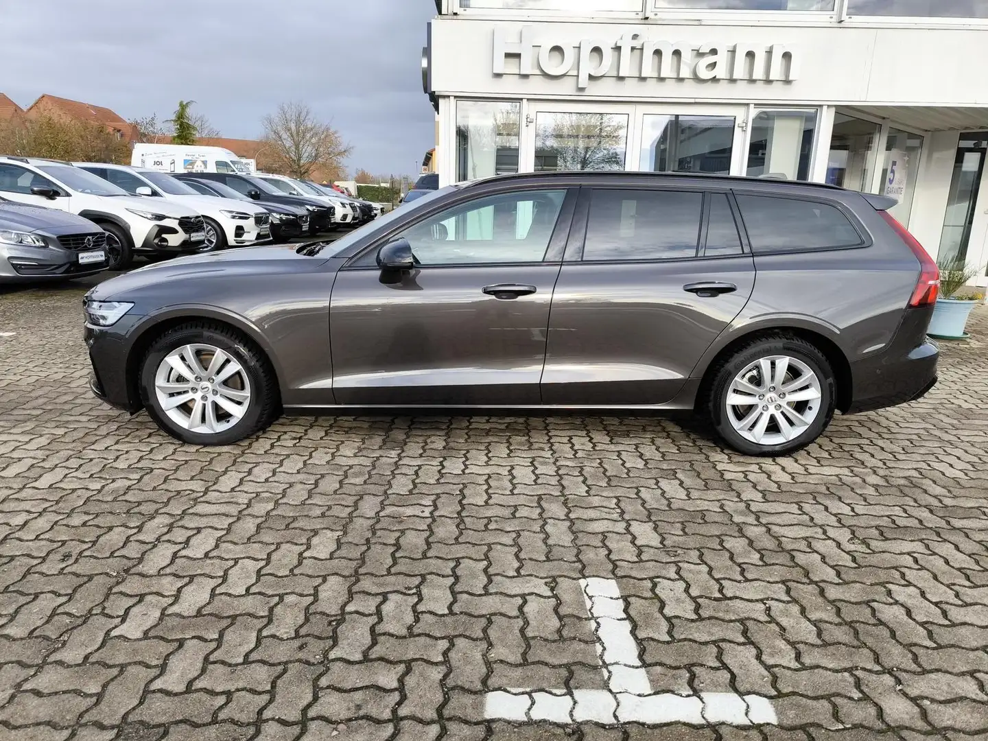 Volvo V60 B4 Benzin Plus Dark ACC / BLIS / 360° Grau - 2