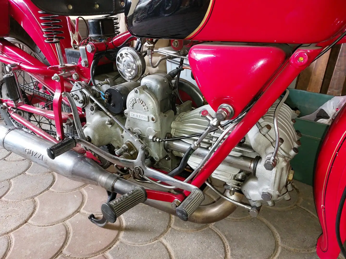 Moto Guzzi Falcone crvena - 1