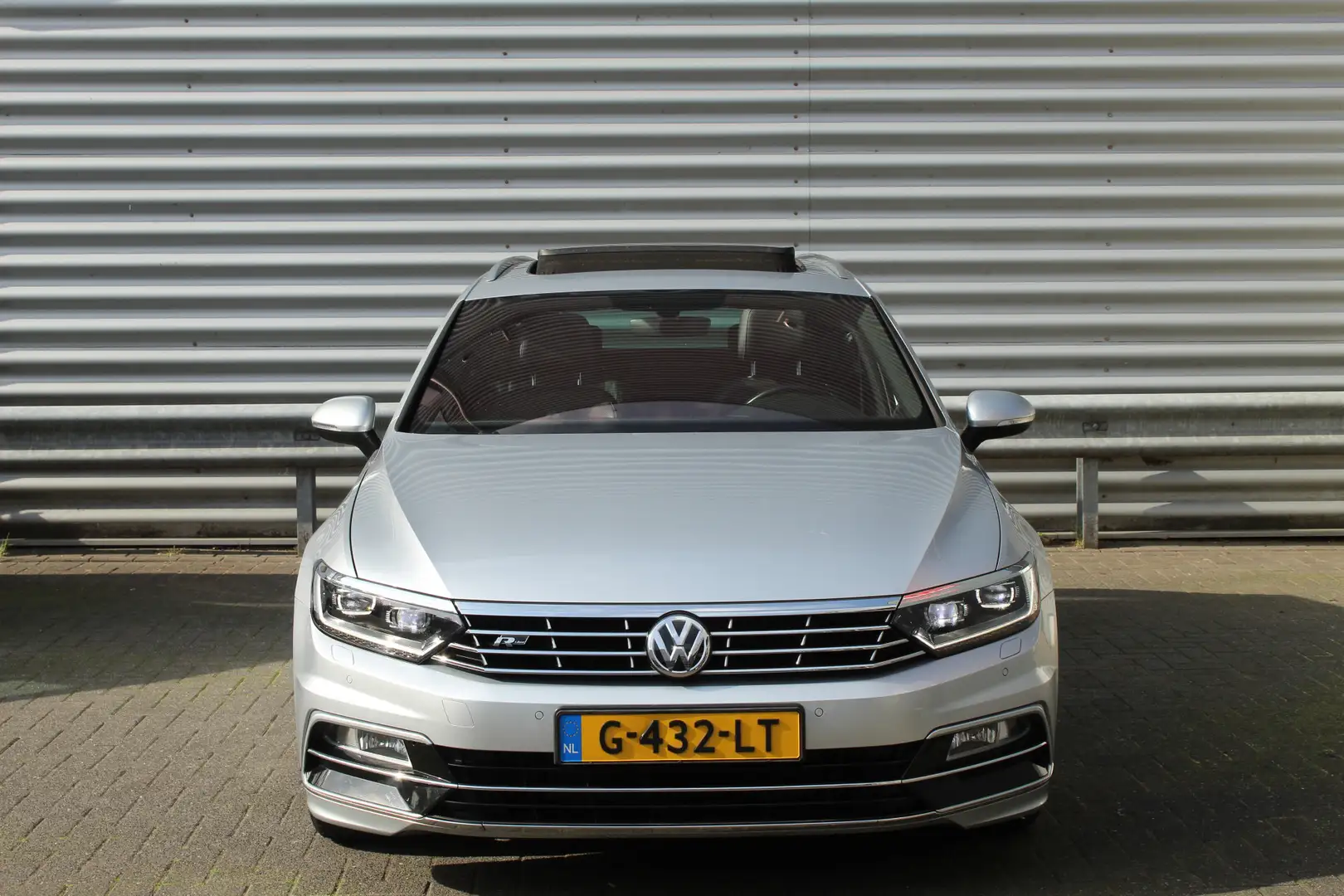 Volkswagen Passat Variant 1.5 TSI 150pk Highline R-Line DSG Panoramadak NL-A Grijs - 2
