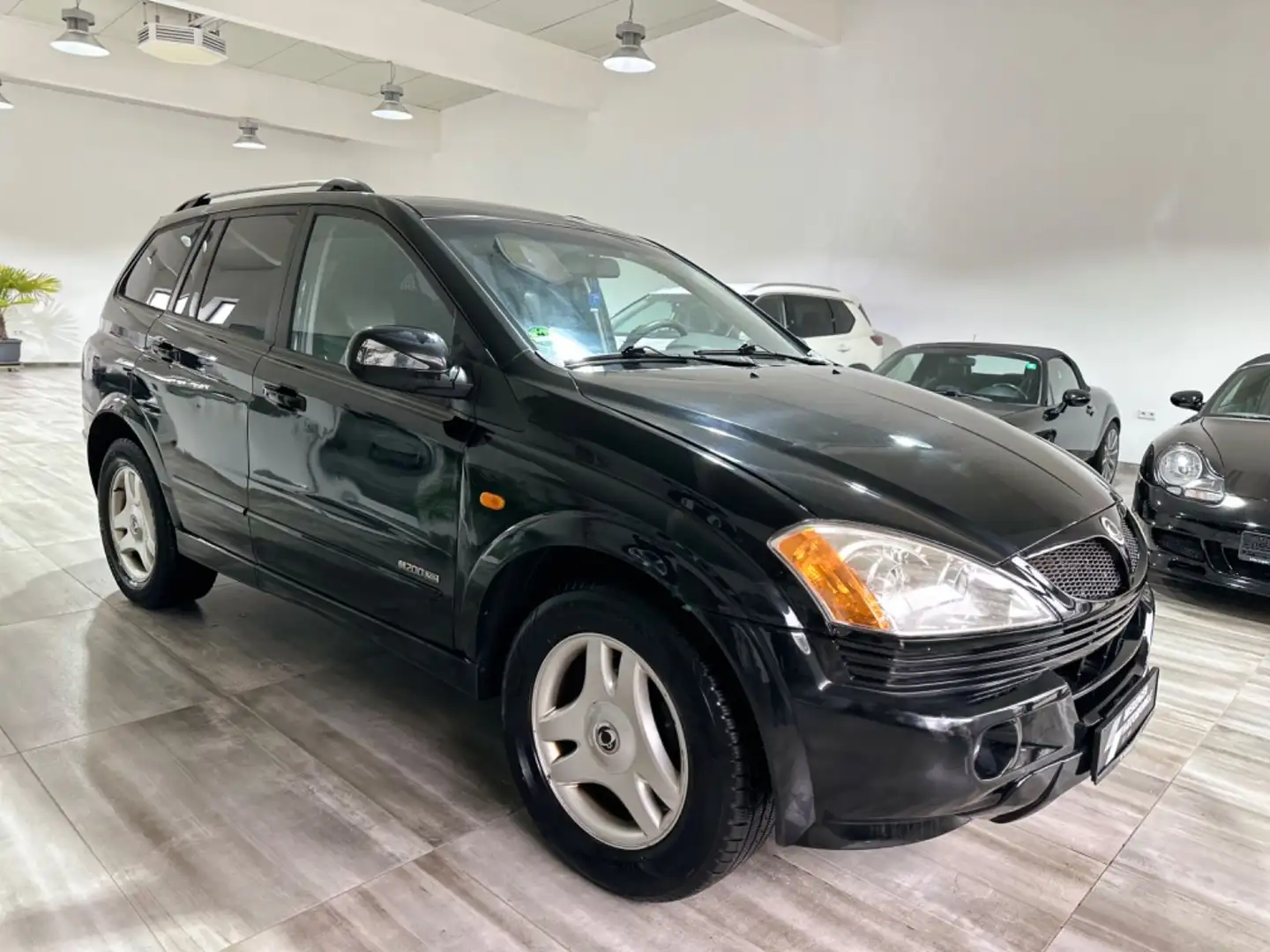 SsangYong Kyron 200 Xdi Active 4WD*SHZ*PDC*Leder*Automatik Černá - 2
