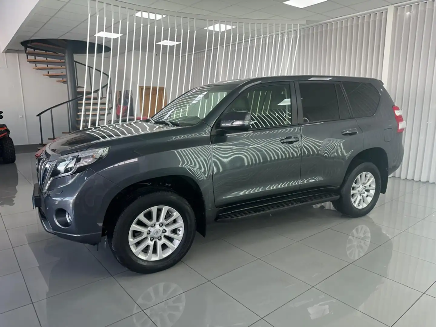 Toyota Land Cruiser D-4D VX Aut. Gris - 2