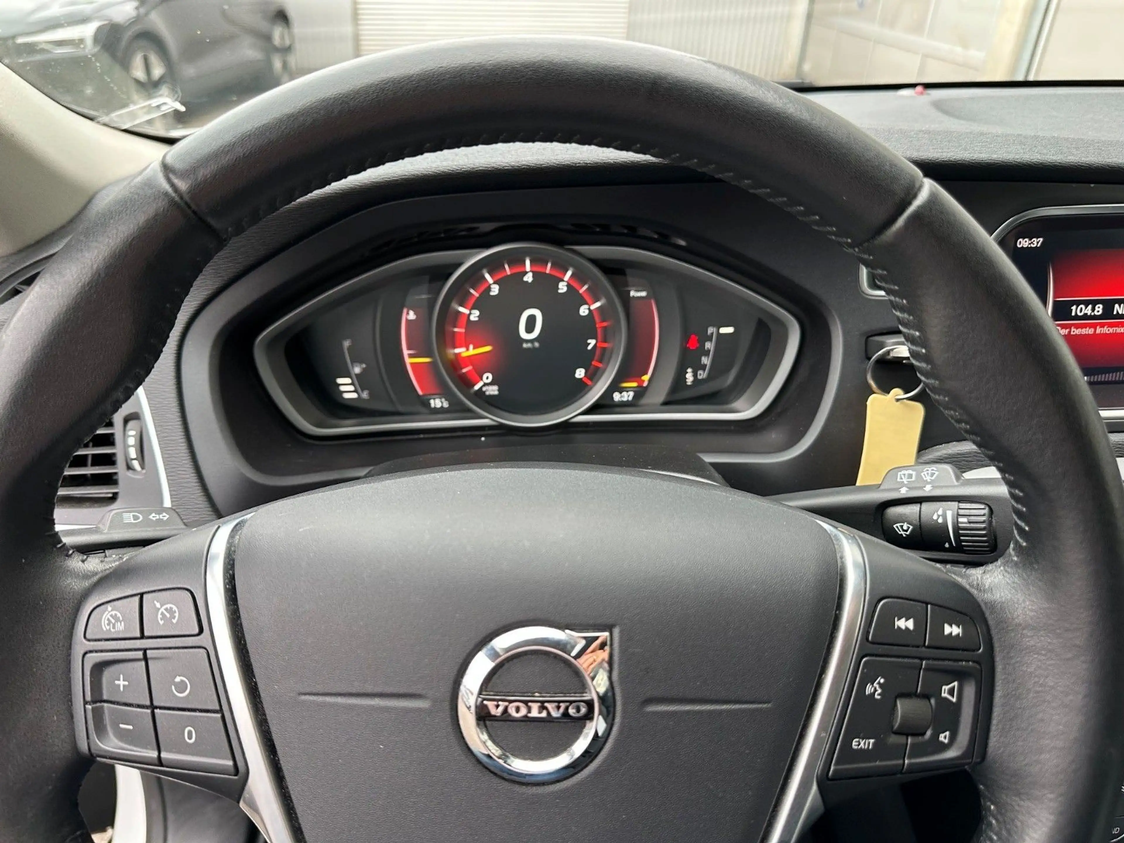 Volvo V40 T3 Cross Country Plus Automatik — photo 10