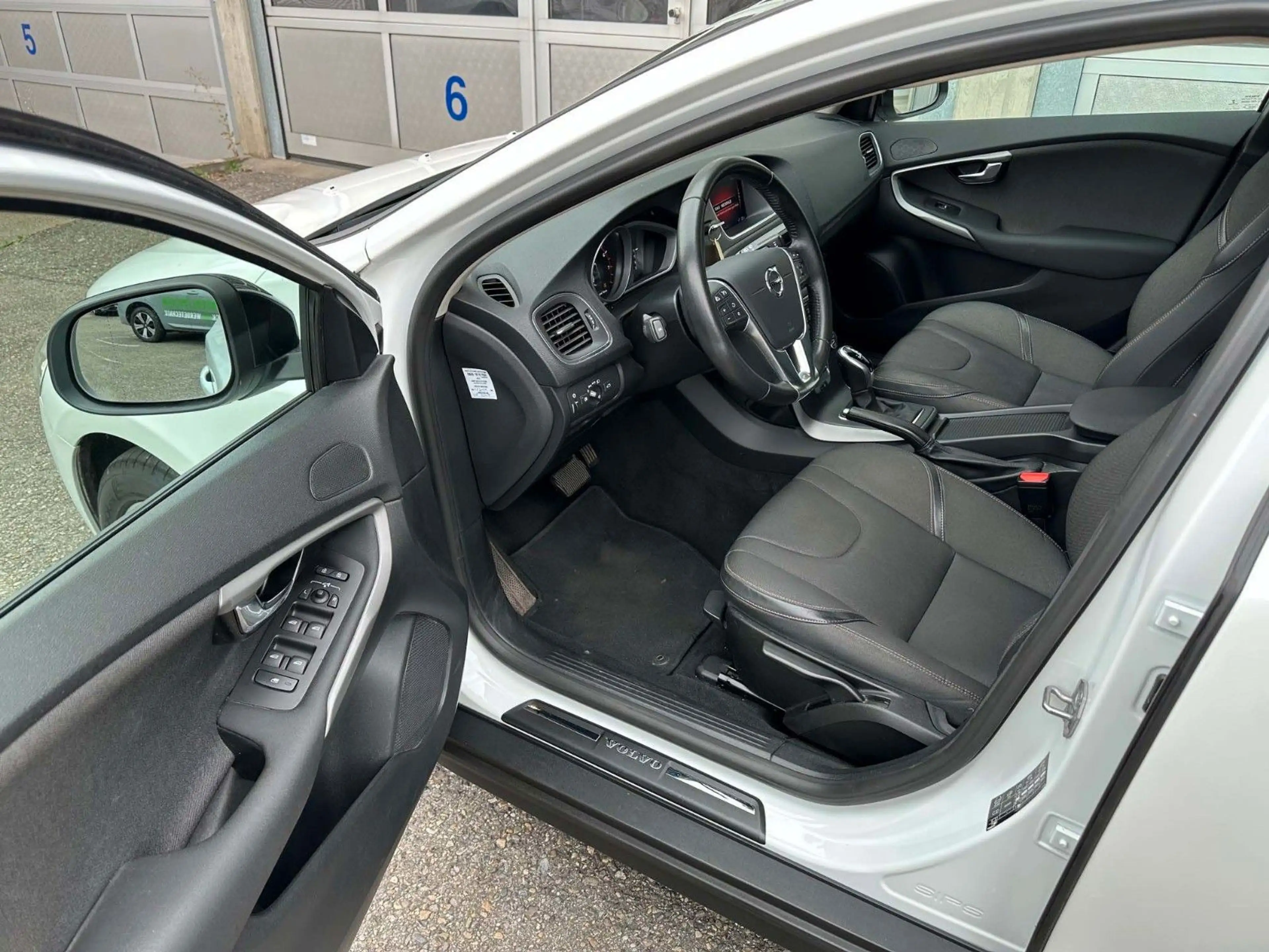 Volvo V40 T3 Cross Country Plus Automatik — photo 9