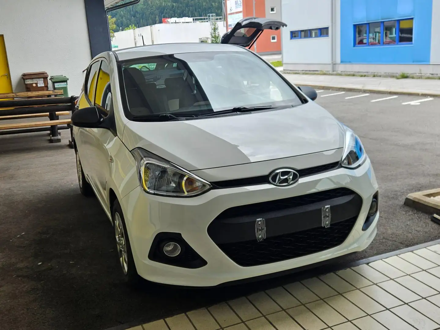 Hyundai i10 i10 1,0 Life Life Weiß - 1