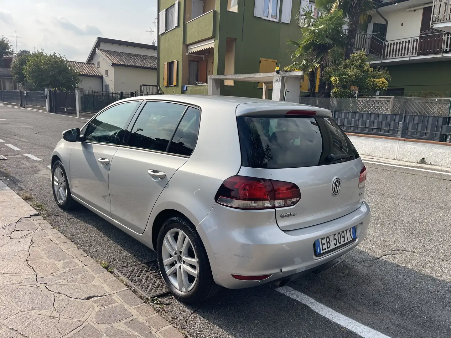 Volkswagen Golf 5p 1.6 tdi Highline - 1