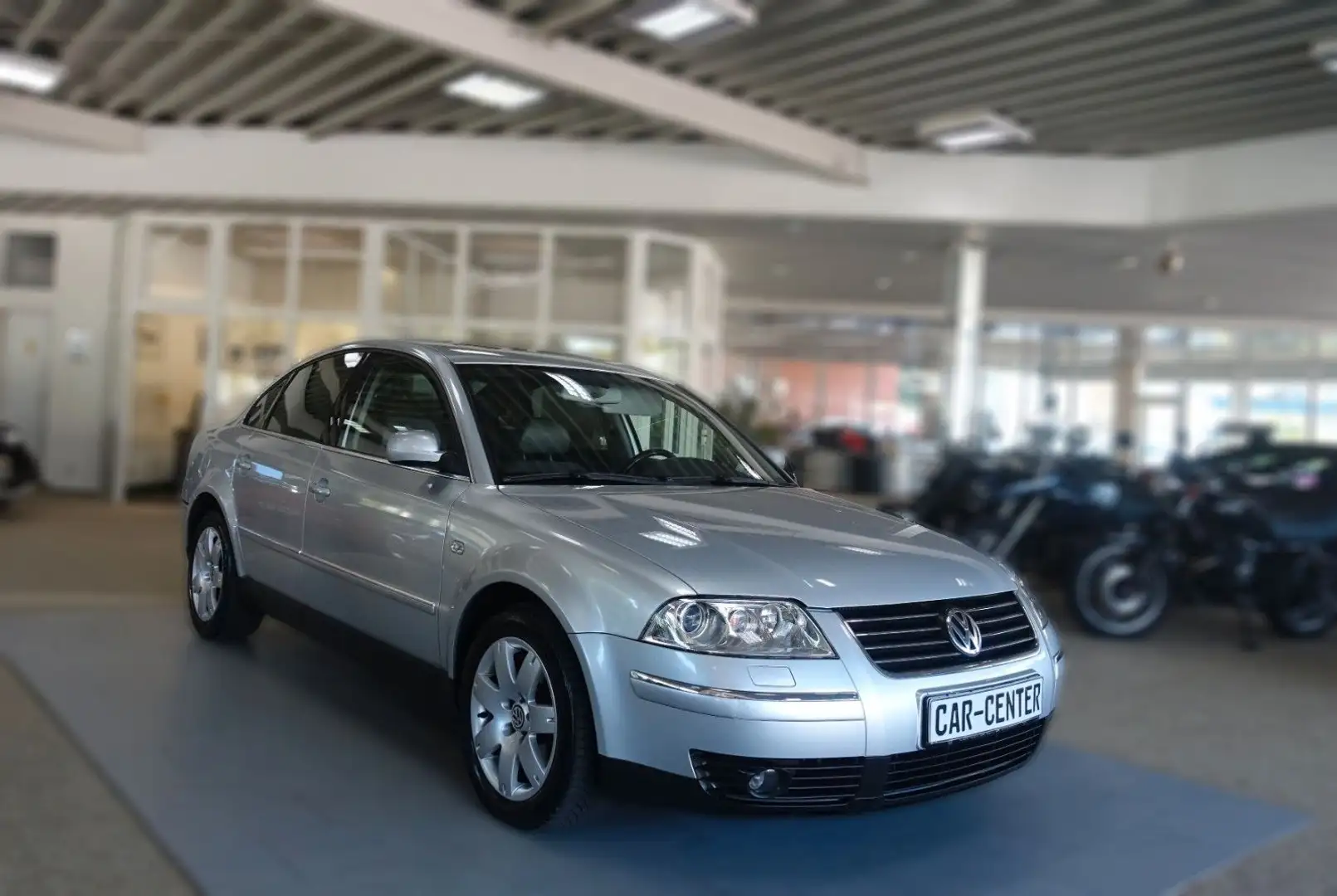 Volkswagen Passat Lim. Highline / SHZ / TEMPOMAT / AUTOM. Silber - 1