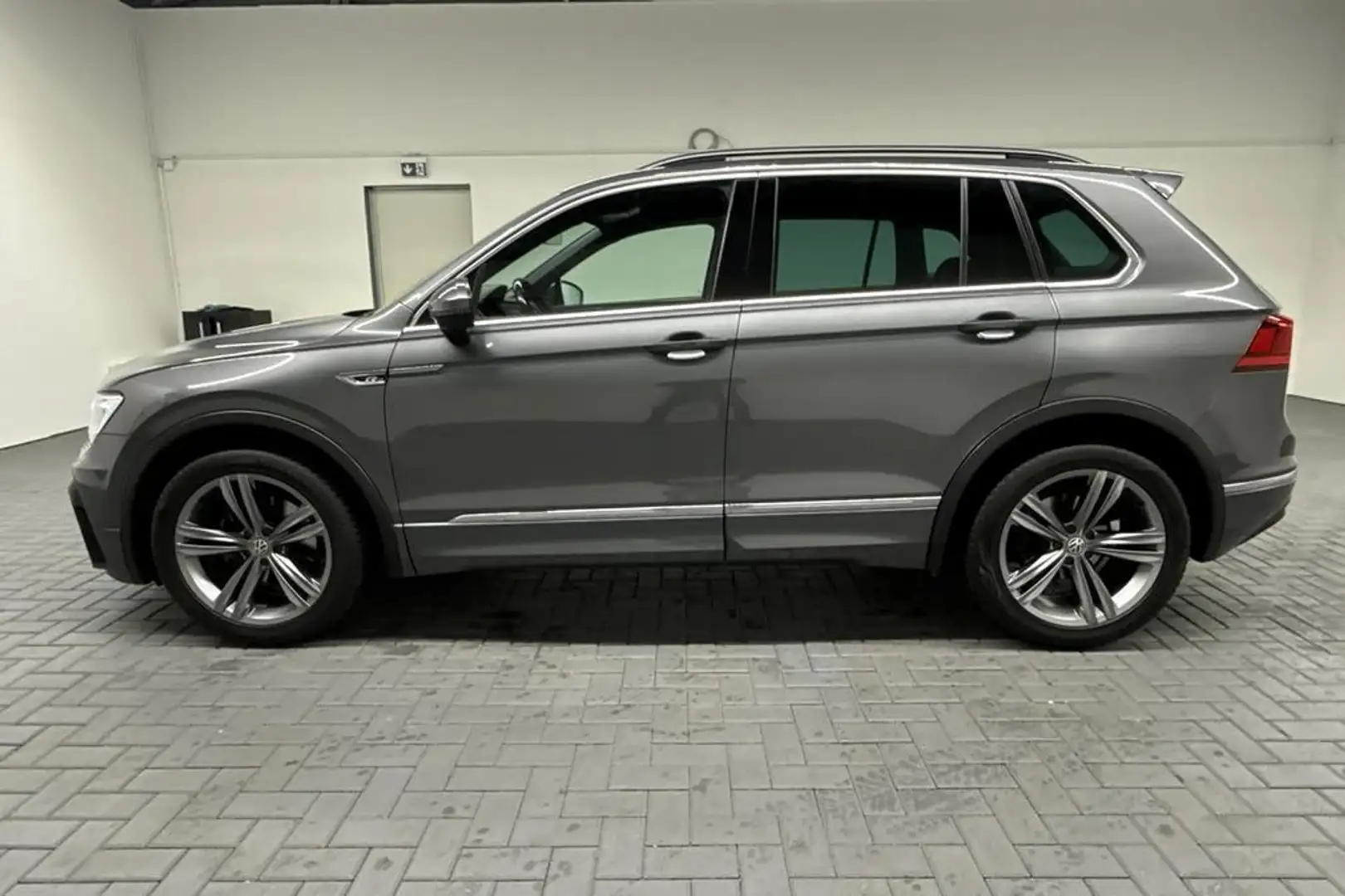 Volkswagen Tiguan R-Line LED/SHZ/PDC/AHK/Carplay/19"LM Grau - 2