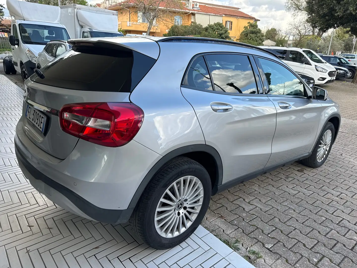 Mercedes-Benz GLA 180 d (cdi) Executive auto Srebrny - 2