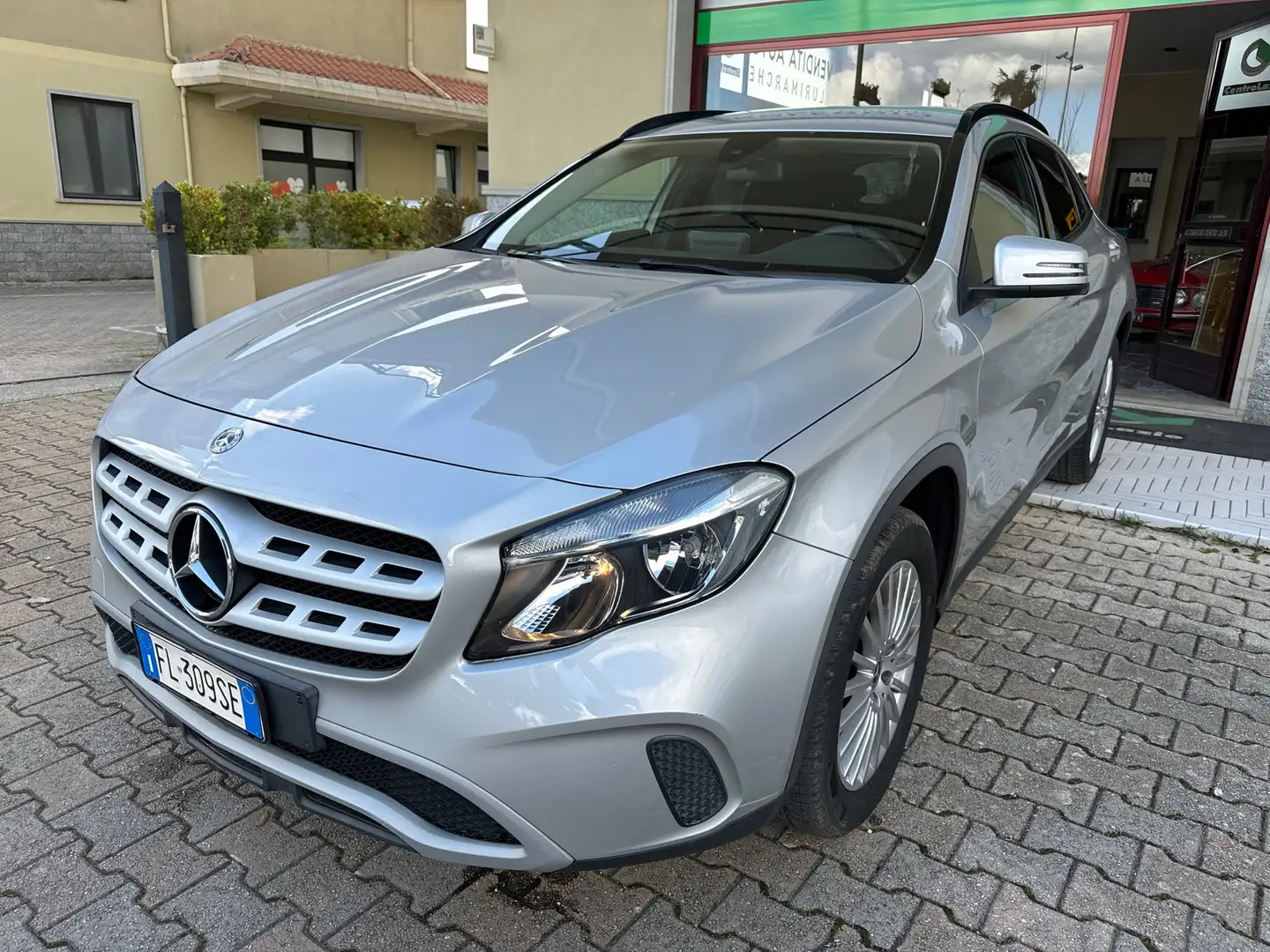 Mercedes-Benz GLA 180 d (cdi) Executive auto srebrna - 1