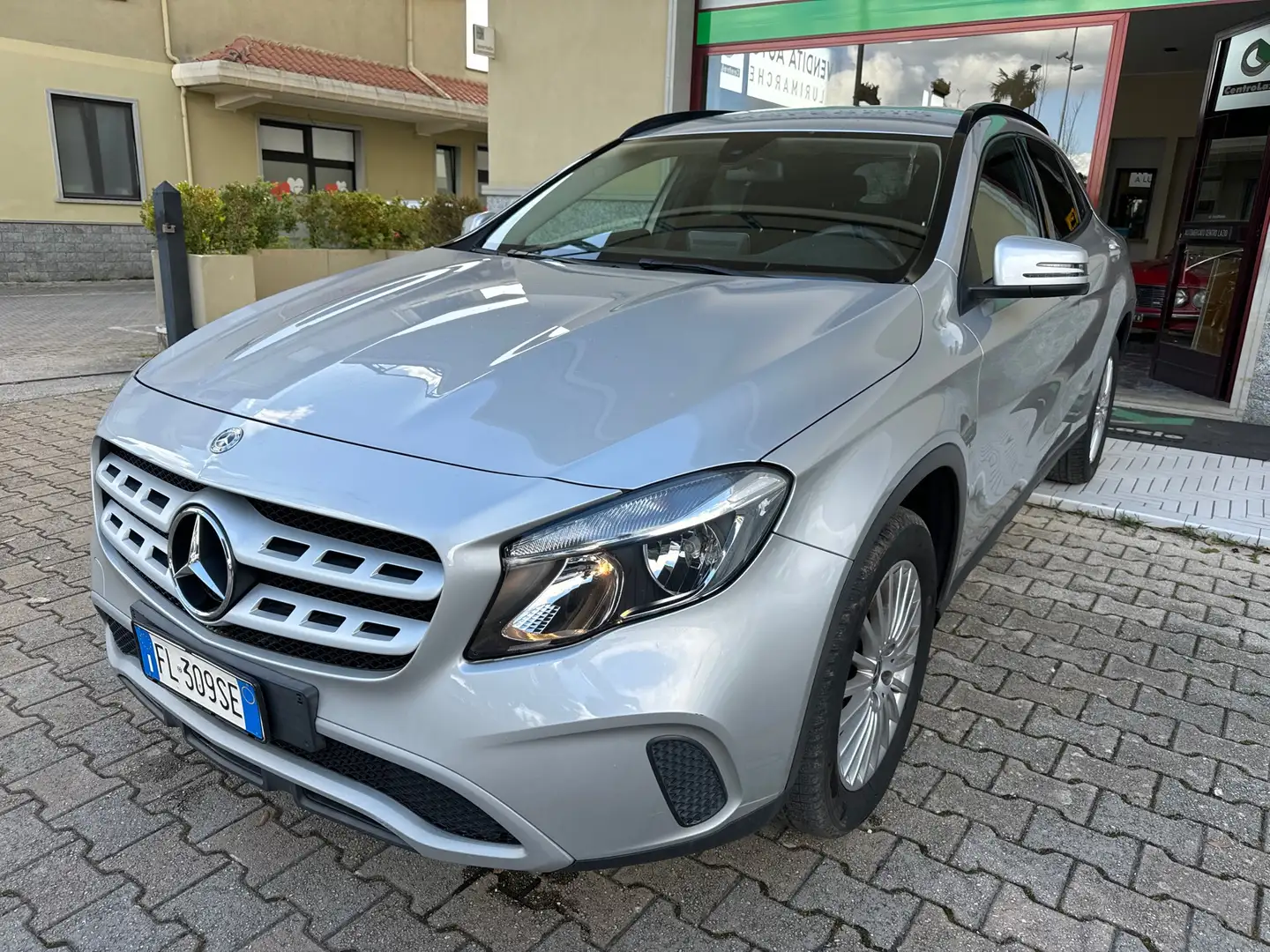 Mercedes-Benz GLA 180 d (cdi) Executive auto Argent - 1