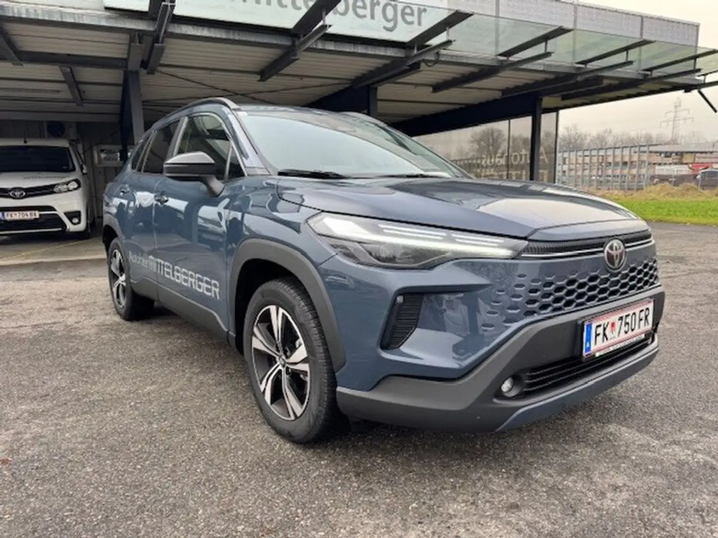 Toyota Corolla Cross 2,0 Hybrid Active Drive 2WD Grau - 2