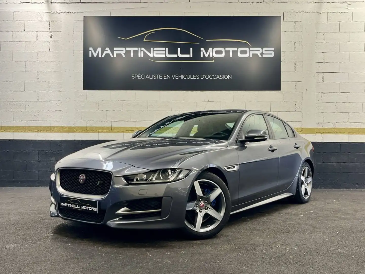Jaguar XE 2.0D 180ch R-Sport Grau - 1