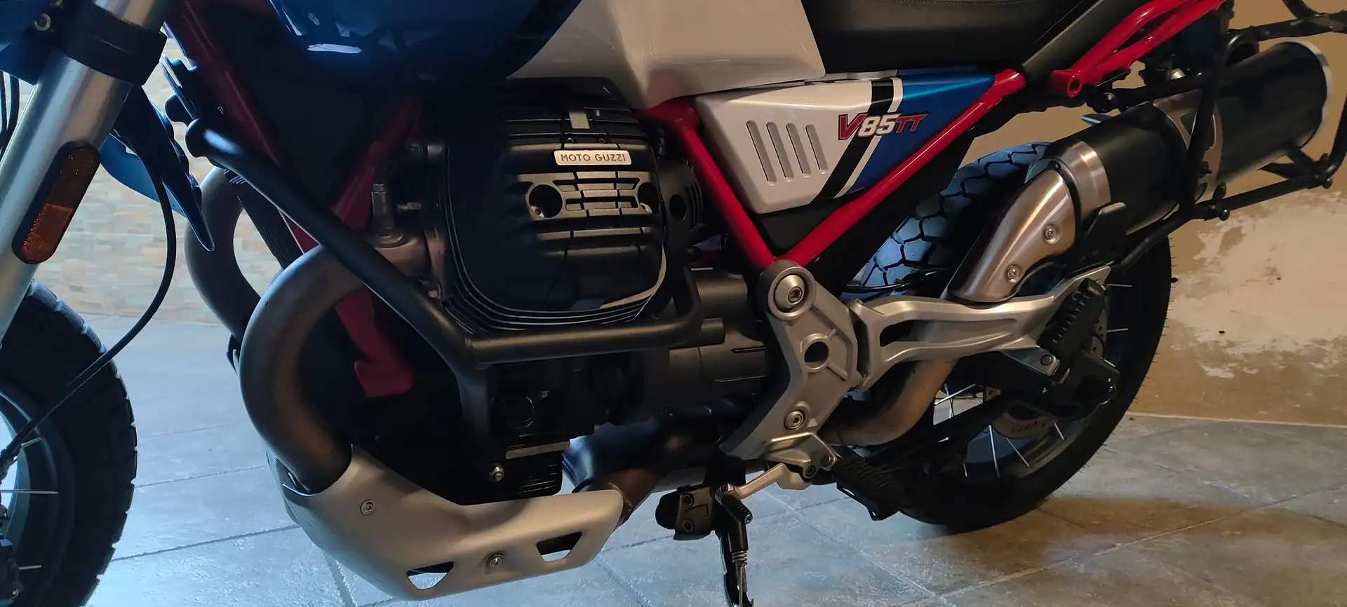 Moto Guzzi V 85 TT Evocative graphics Bleu - 1