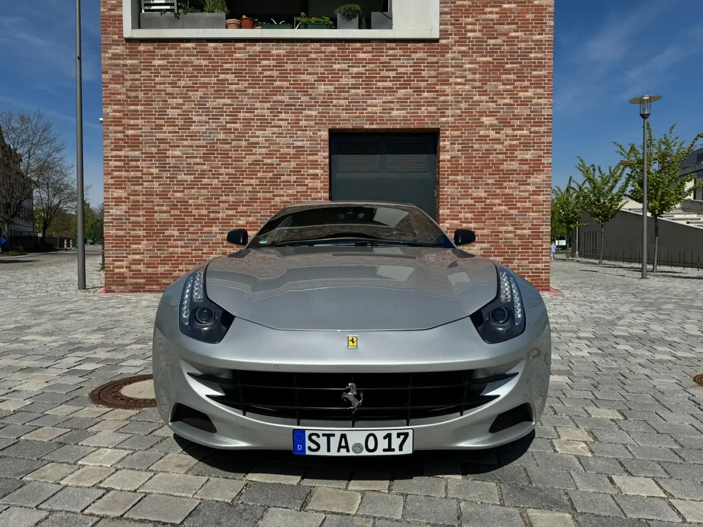 Ferrari FF 6,3 V12 4x4 Lift Gümüş rengi - 2