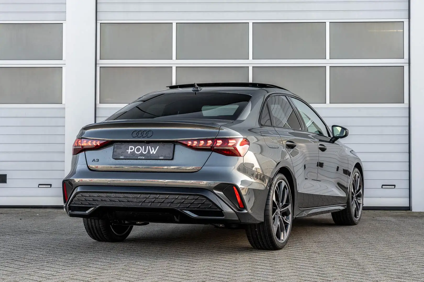 Audi A3 Limousine 35 TFSI 150pk S-tronic S-line edition | Zwart - 2