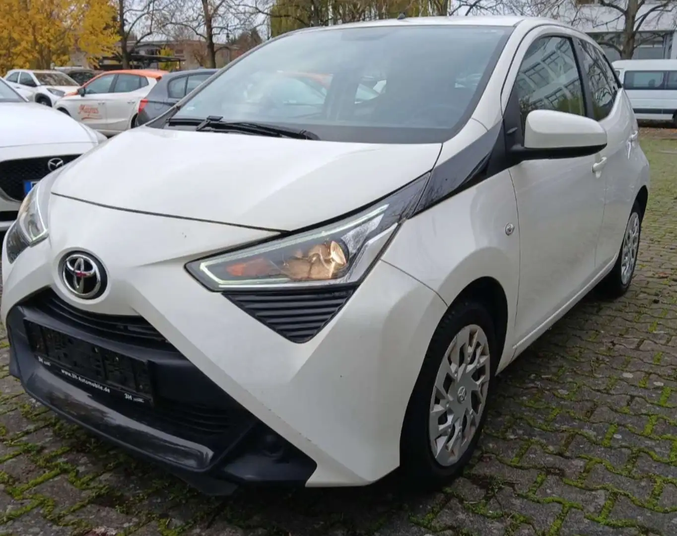 Toyota Aygo x-play Blanc - 1