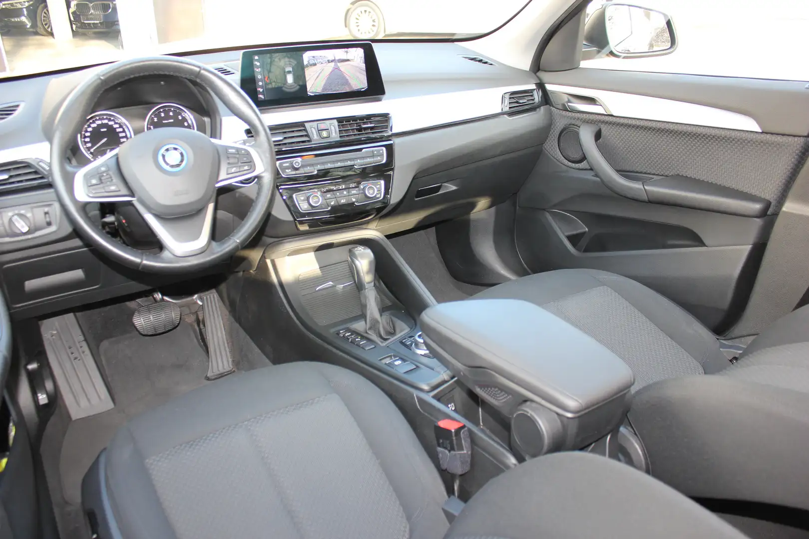 BMW X1 xDrive 25e Aut. Pano AHK Memory RFK HeadUp 1Hand Schwarz - 2