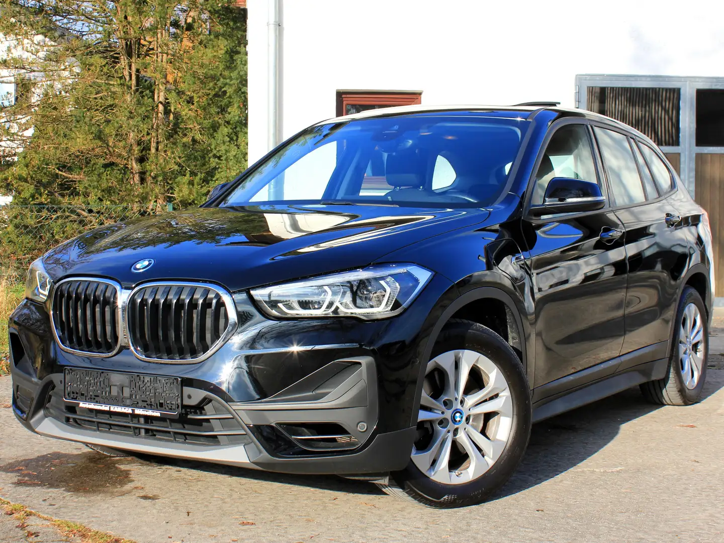 BMW X1 xDrive 25e Aut. Pano AHK Memory RFK HeadUp 1Hand Schwarz - 1