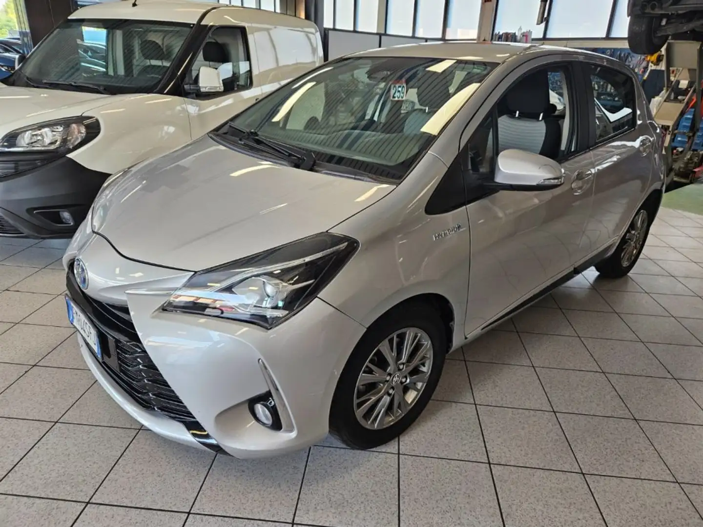 Toyota Yaris 1.5 Hybrid 5 porte Business Blu/Azzurro - 1