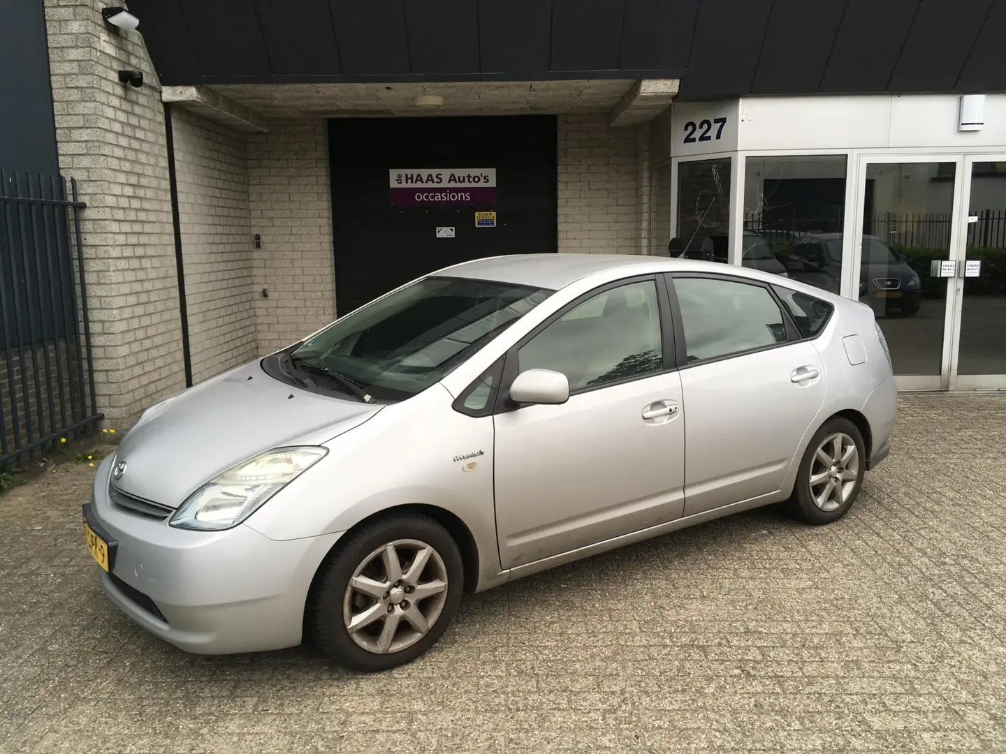 Toyota Prius 1.5 VVT-i Business Edition / NAVI / DEALER SERVICE Grijs - 1