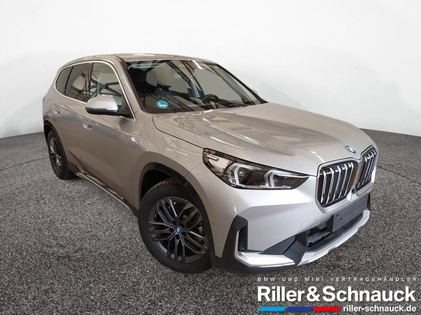 BMW iX1 xDrive30 xLine AHK+HUD+ACC+360°KAM Silber - 2