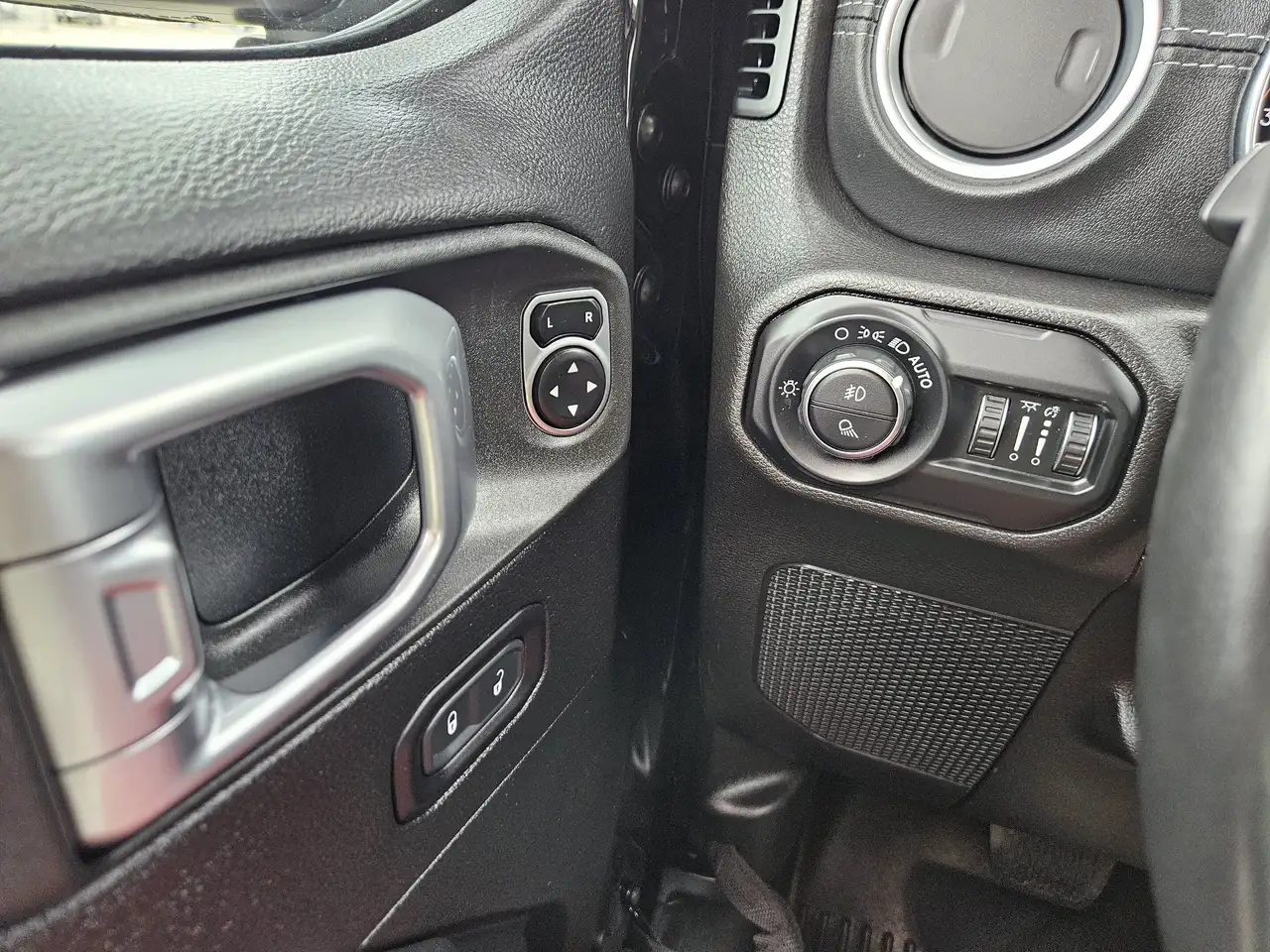 Jeep Gladiator photo Jeep Gladiator