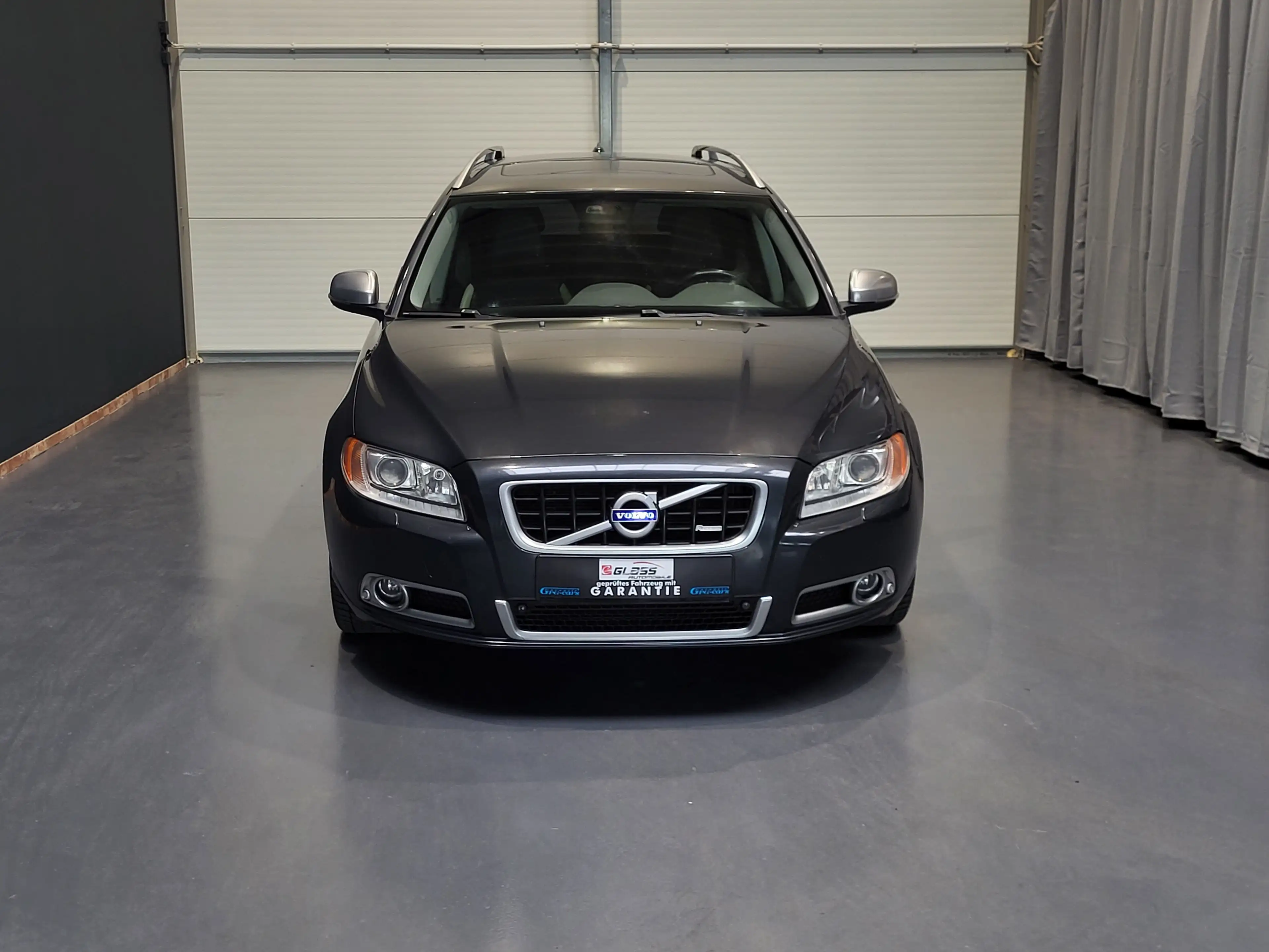 Volvo V70 D5 Edition R-Design *Leder| Navi| Xenon* — photo 2