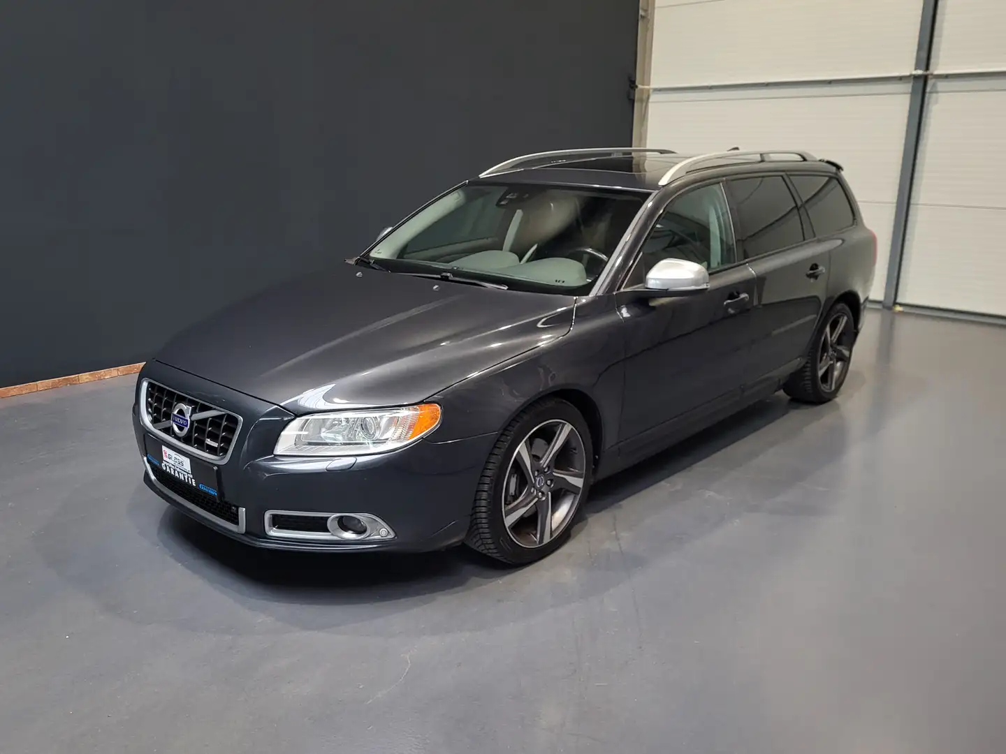Volvo V70 D5 Edition R-Design *Leder| Navi| Xenon* Grau - 1