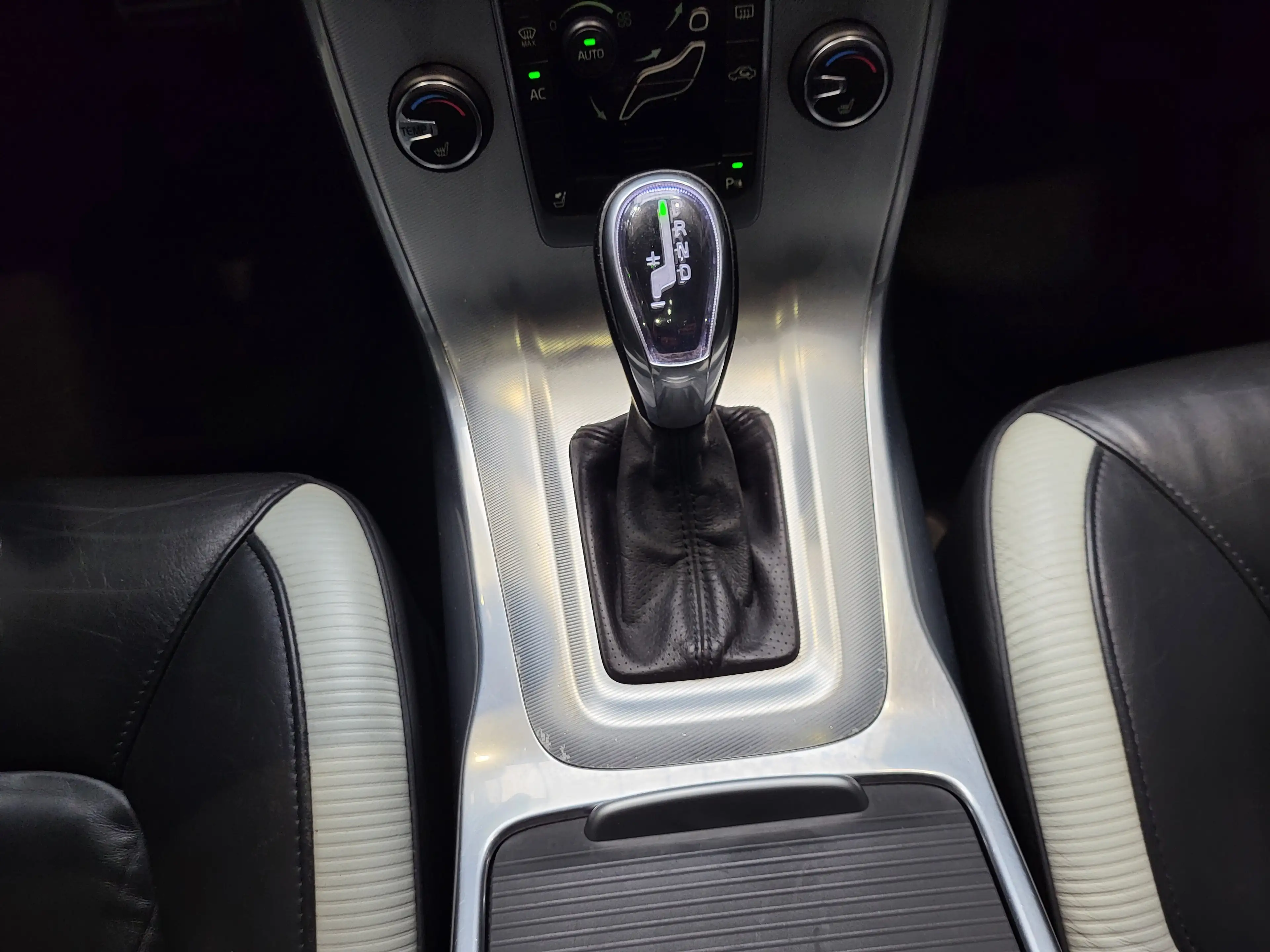 Volvo V70 D5 Edition R-Design *Leder| Navi| Xenon* — photo 11