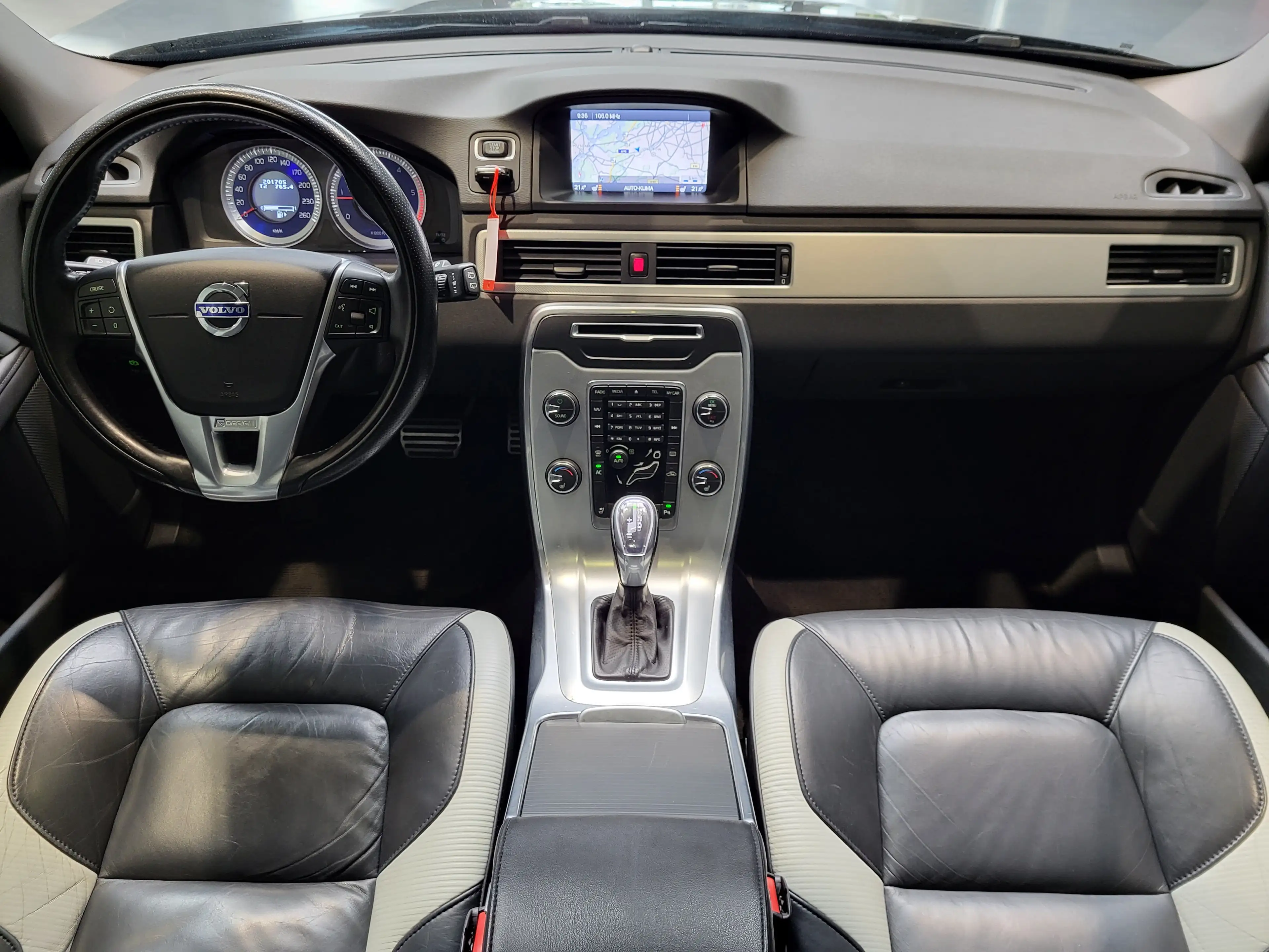 Volvo V70 D5 Edition R-Design *Leder| Navi| Xenon* — photo 10