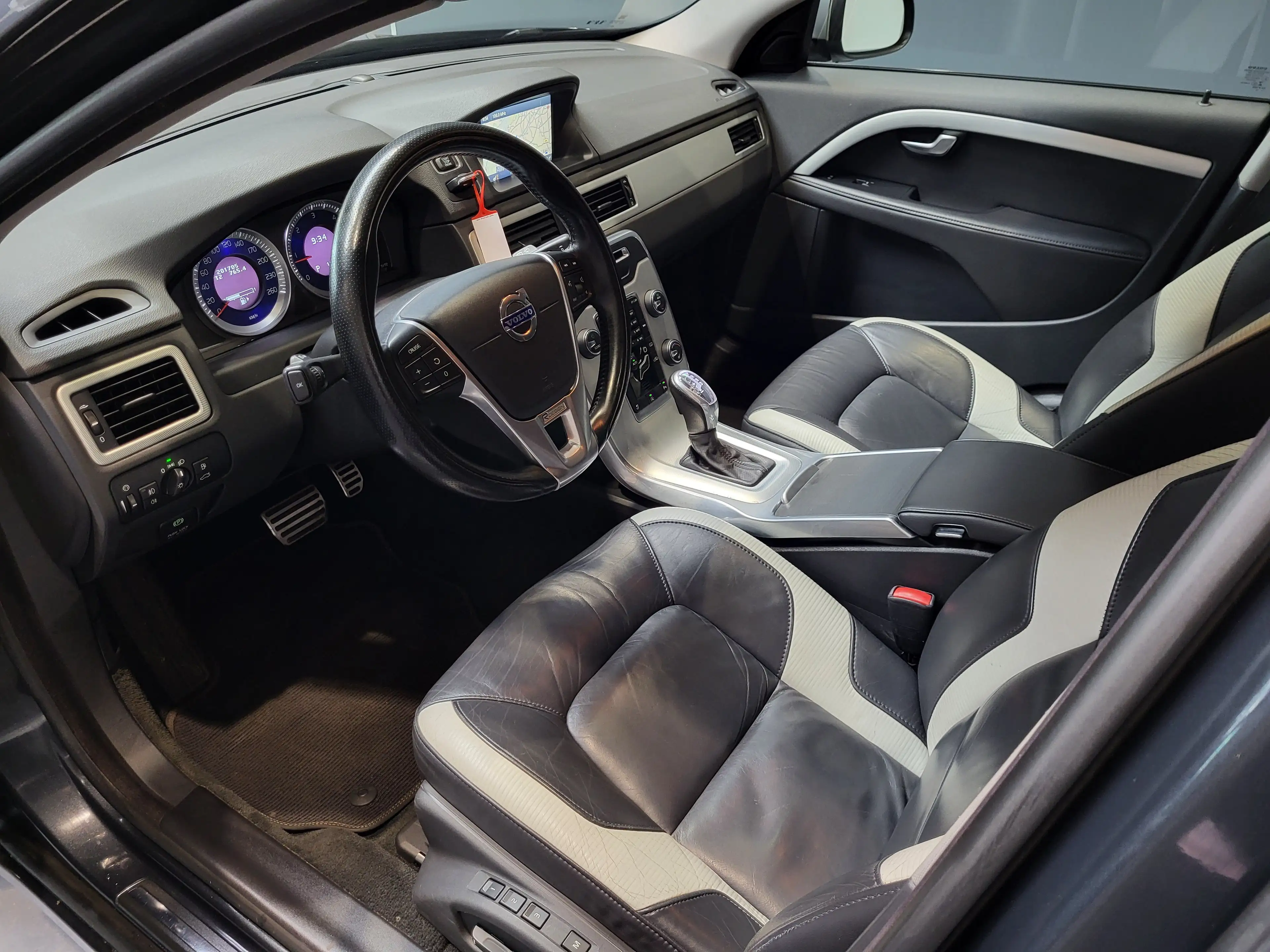 Volvo V70 D5 Edition R-Design *Leder| Navi| Xenon* — photo 6