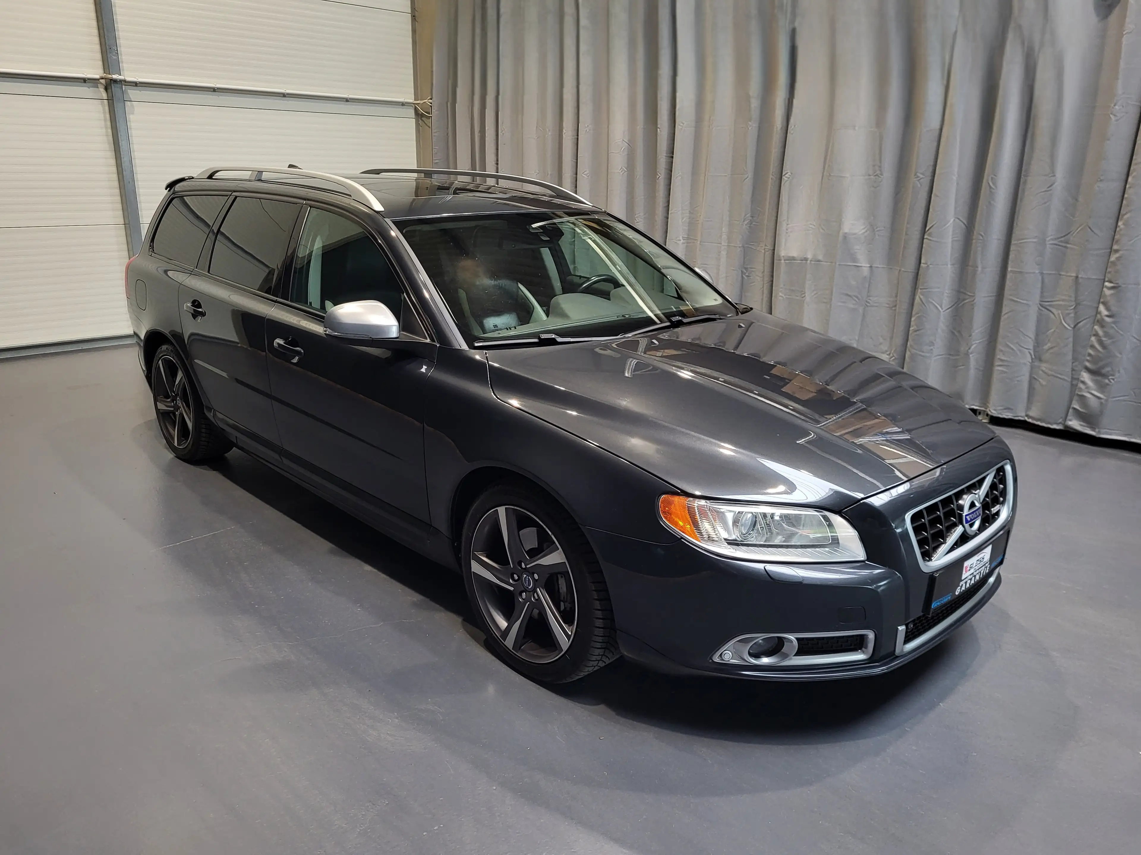 Volvo V70 D5 Edition R-Design *Leder| Navi| Xenon* — photo 3