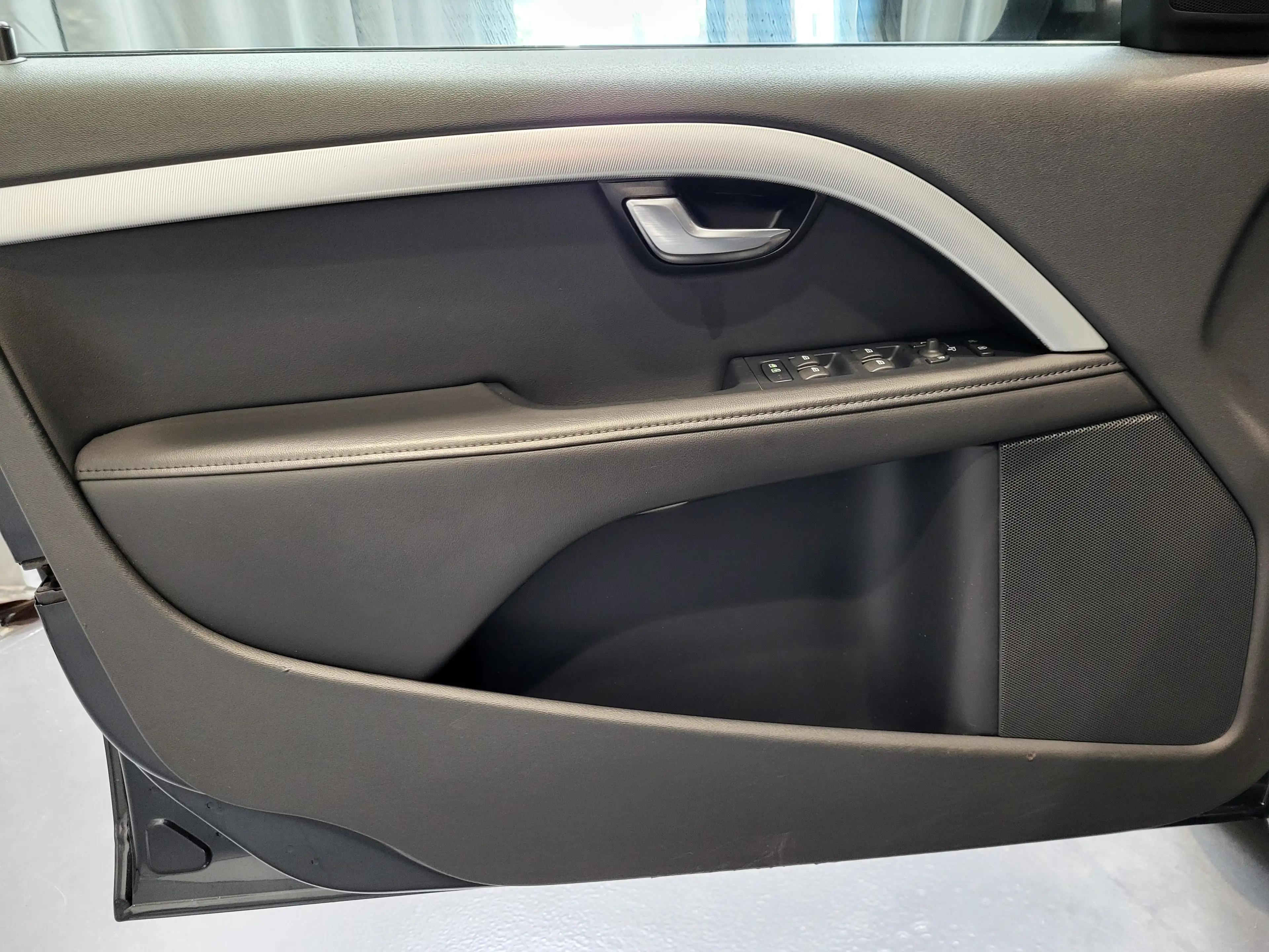 Volvo V70 D5 Edition R-Design *Leder| Navi| Xenon* — photo 15