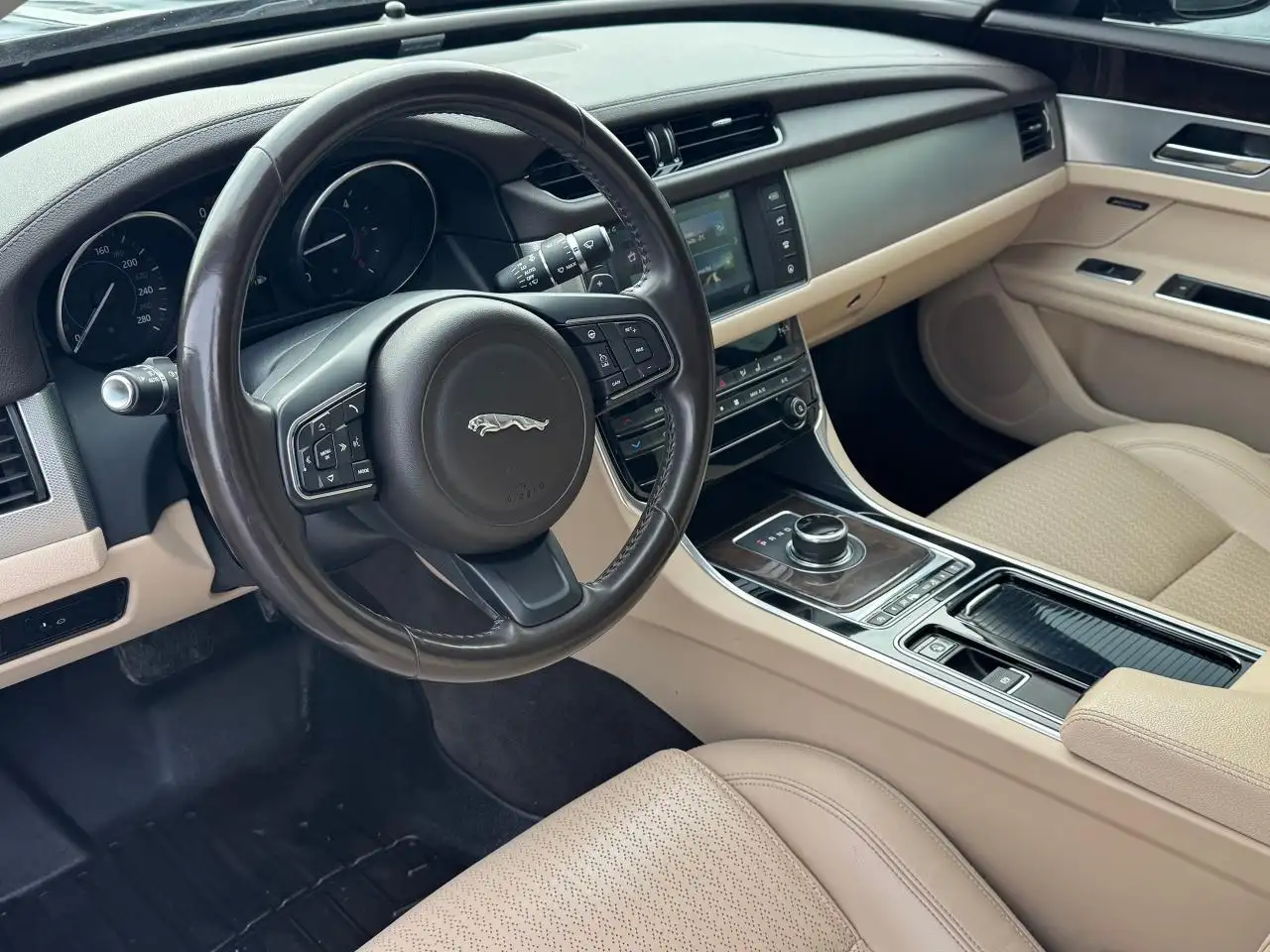 Jaguar XF снимка Jaguar XF
