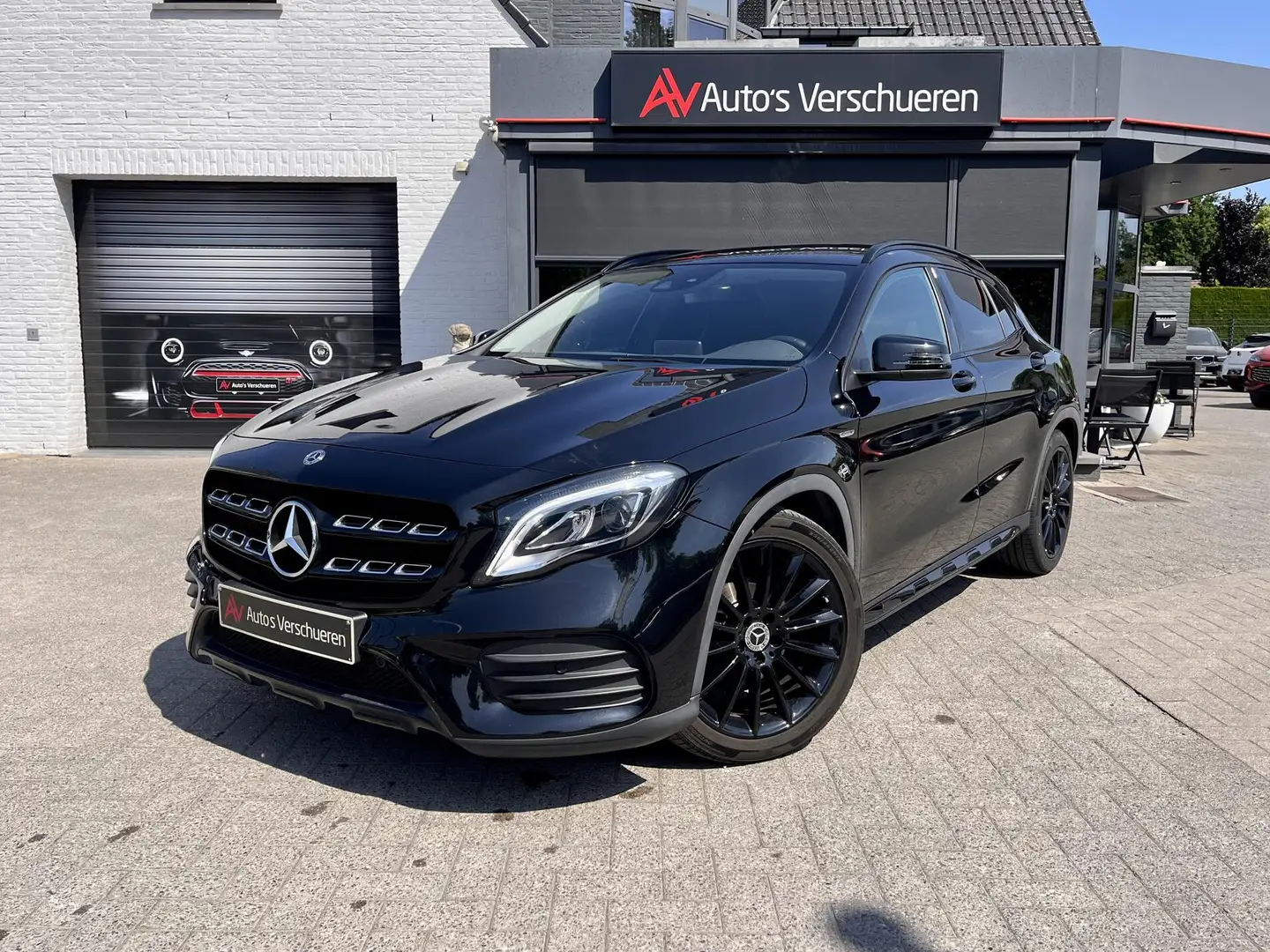 Mercedes-Benz GLA 180 AMG-Line 7G-Tronic ** Nightpack | Camera | Leder Černá - 2