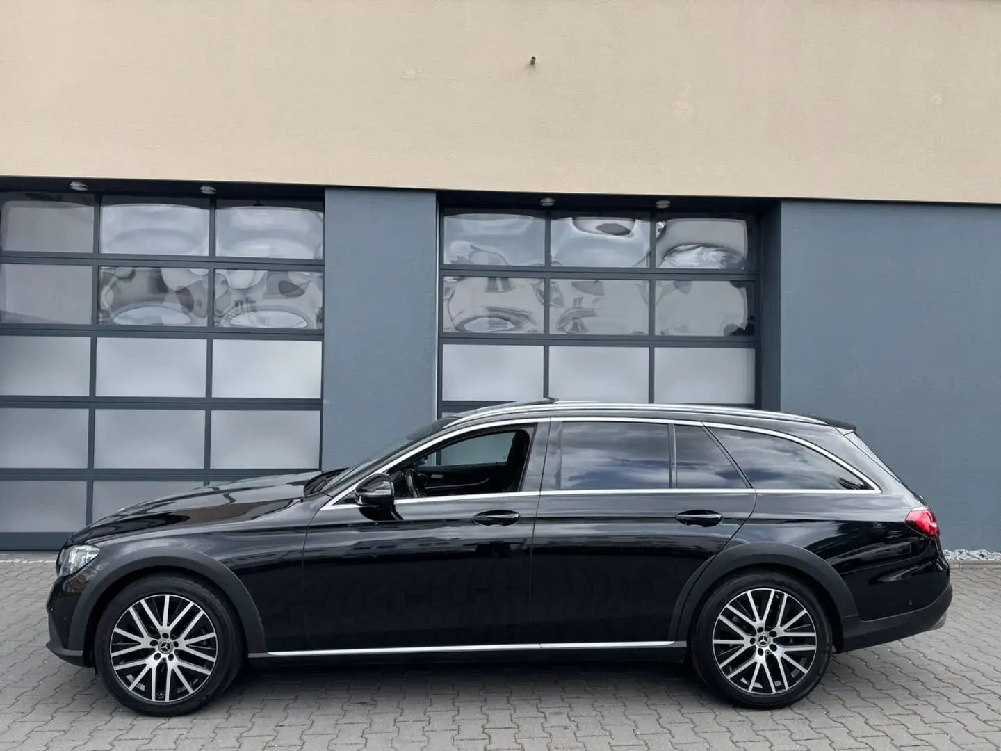Mercedes-Benz E 220 d 4Matic All-Terrain Zwart - 2
