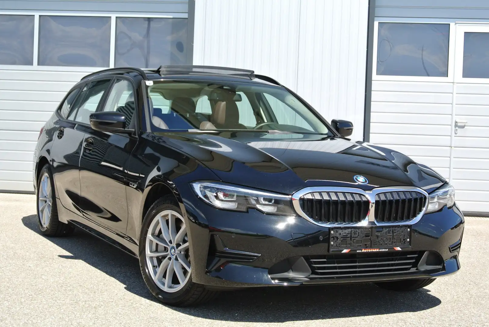 BMW 330 e xdrive touring Aut.  LEDER * PANO * AHK * HUD* Noir - 1