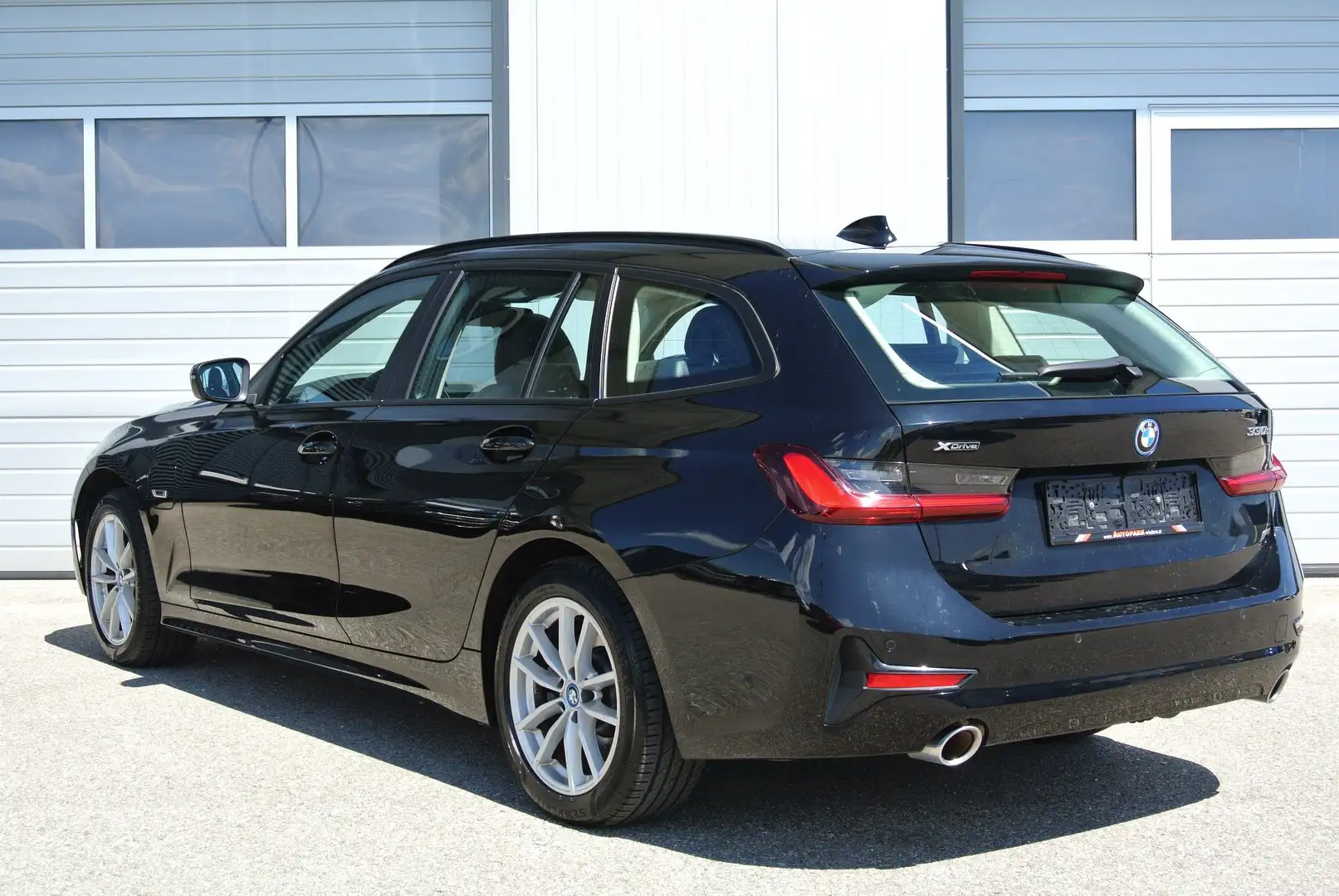 BMW 330 e xdrive touring Aut.  LEDER * PANO * AHK * HUD* Noir - 2