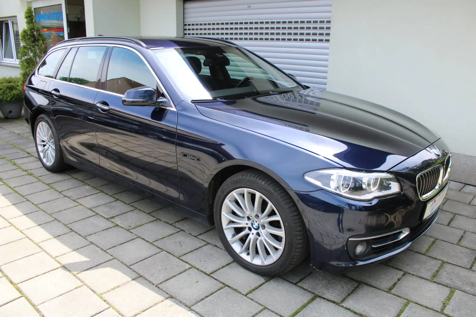 BMW 530 d xDrive Touring Aut. Luxury Line Leder LED NaviPr Blau - 1