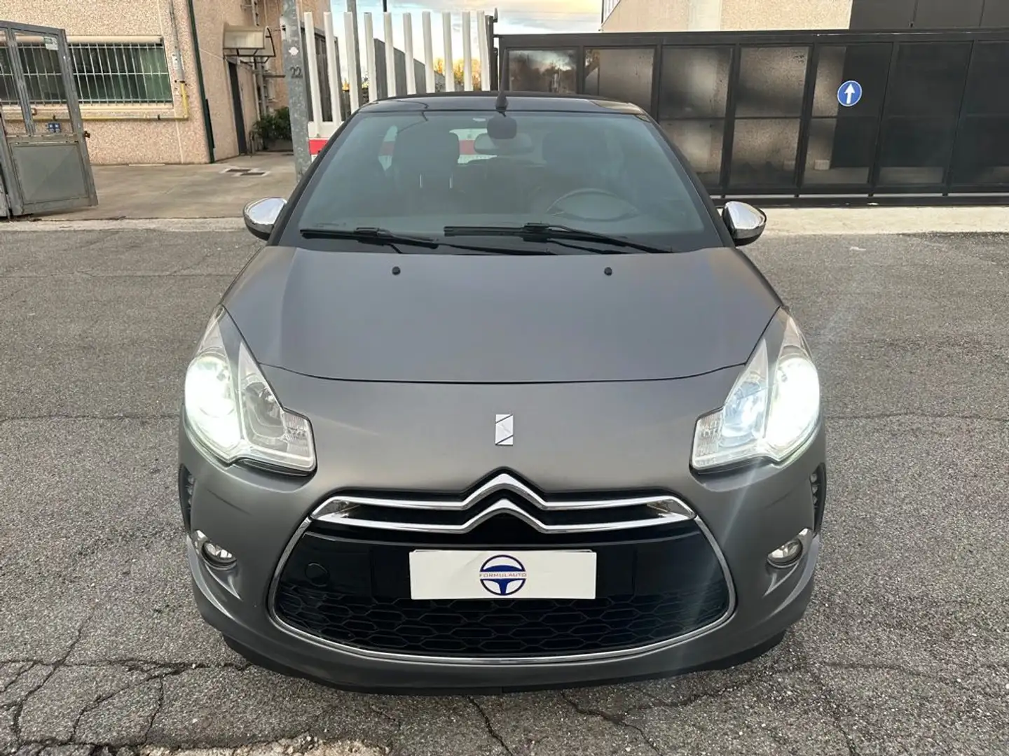 DS Automobiles DS 3 1.6 e-HDi L'uomo Vogue Cabrio 90cv Grau - 2