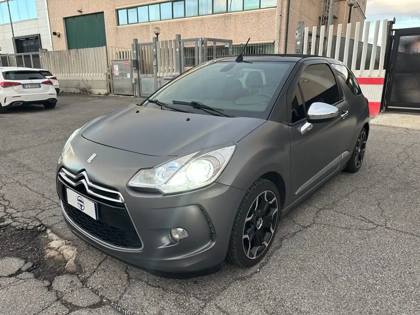 DS Automobiles DS 3 1.6 e-HDi L'uomo Vogue Cabrio 90cv Grau - 1