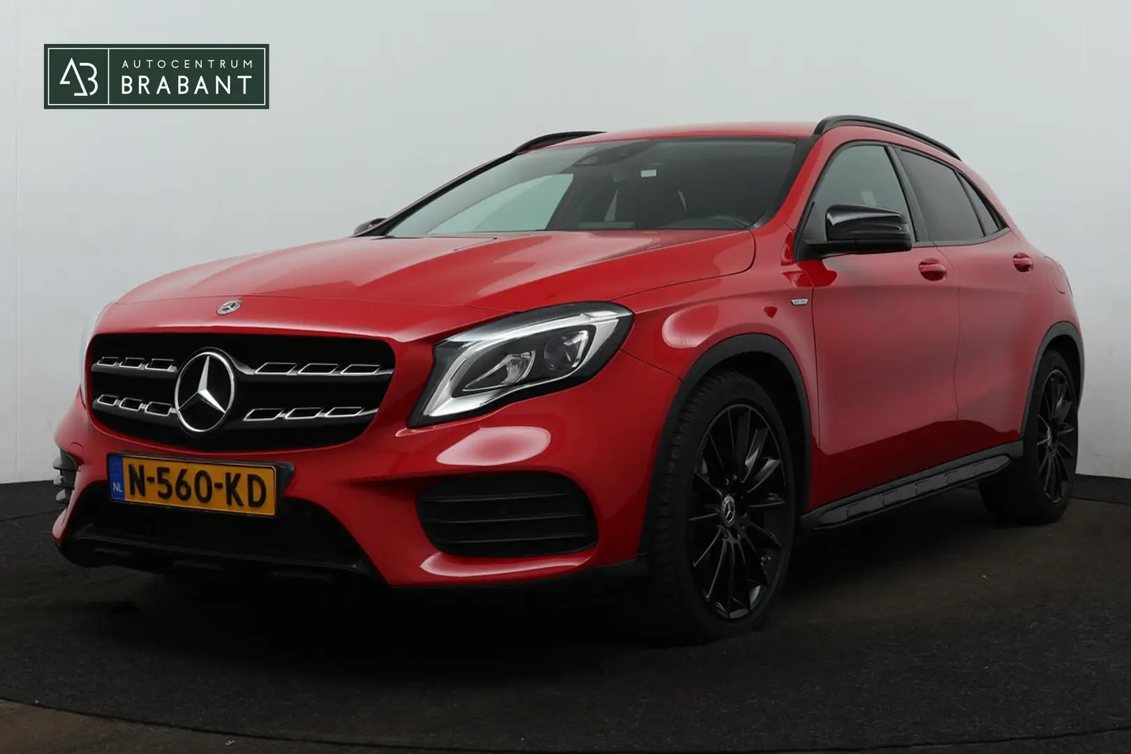 Mercedes-Benz GLA 200 Premium Plus AMG-Line (Dealer onderH, Navi, Camera Rood - 1