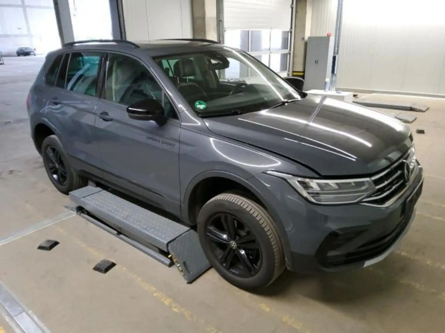 Volkswagen Tiguan 2.0 TDI DSG URBAN SPORT PANO LM18 AHK Grau - 2