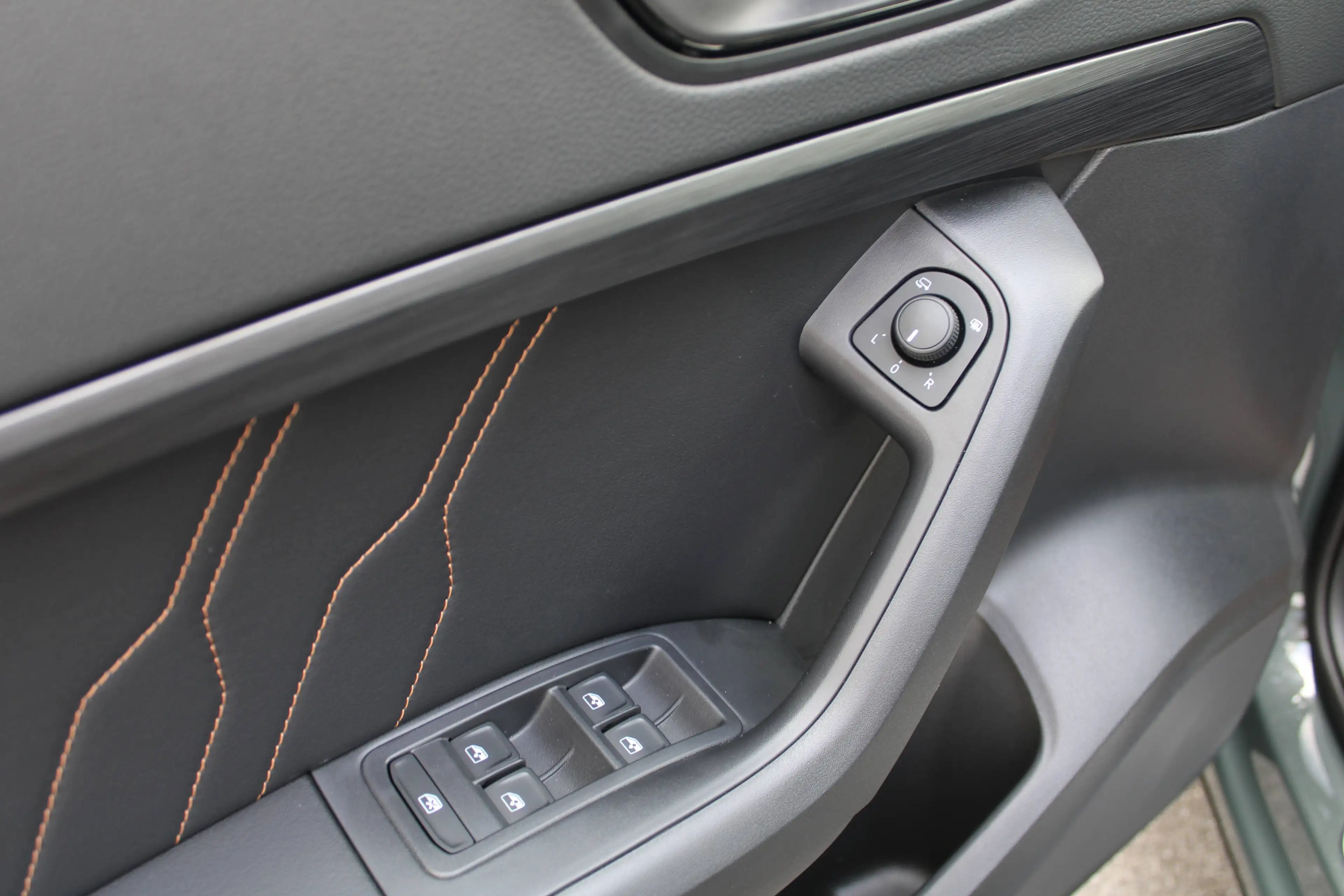CUPRA Ateca 1.5 TSI DSG 150 PS in "Dark Forest Metallic" und vielen Extras! — photo 14