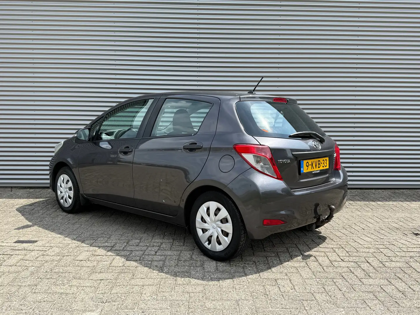 Toyota Yaris 1.0 VVT-i Comfort | Airco | 5 Deurs | APK 06-2026 Grijs - 2