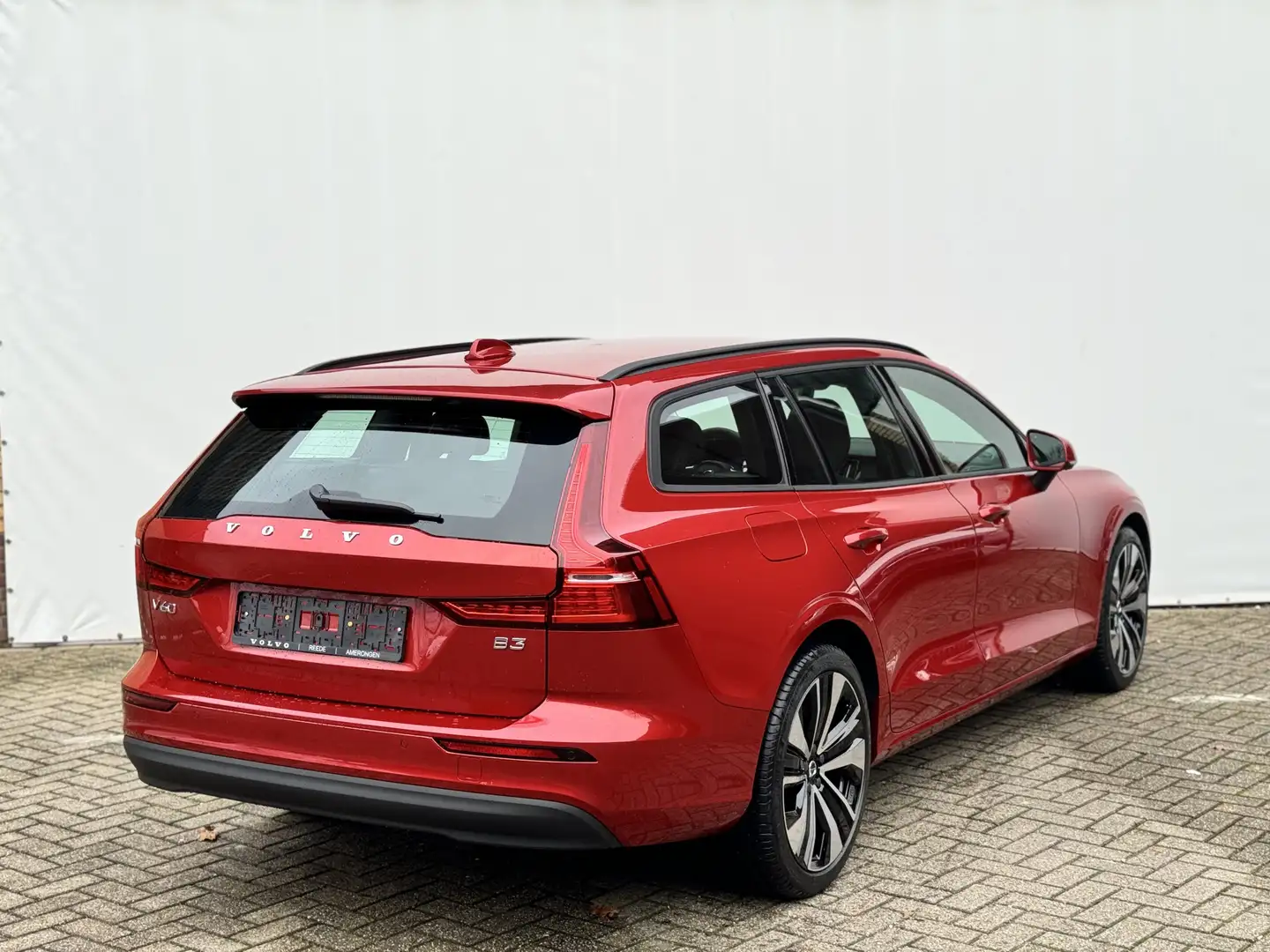 Volvo V60 2.0 B3 Essential Edition Park Assist | Climate | D Rood - 2