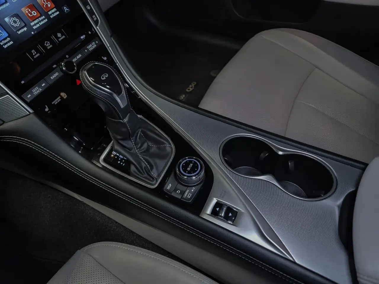 Infiniti Q50 снимка Infiniti Q50
