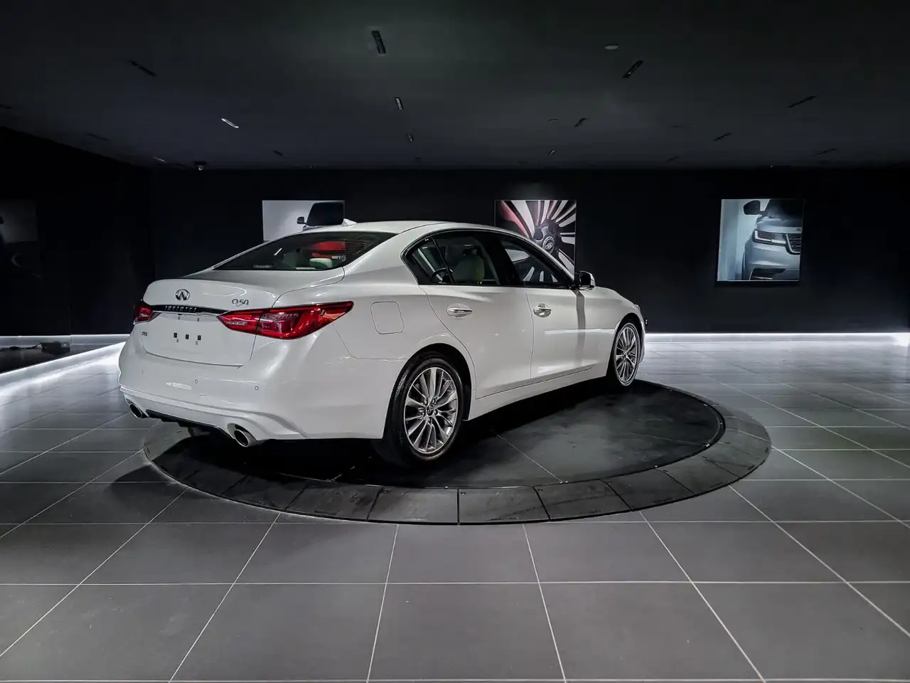 Infiniti Q50 снимка Infiniti Q50