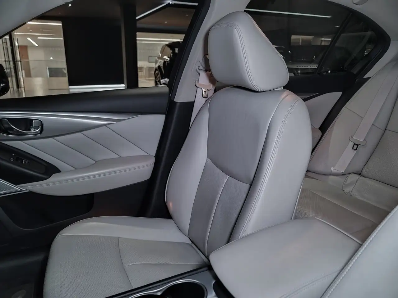 Infiniti Q50 снимка Infiniti Q50